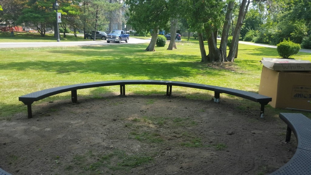 Curved benches half circle green